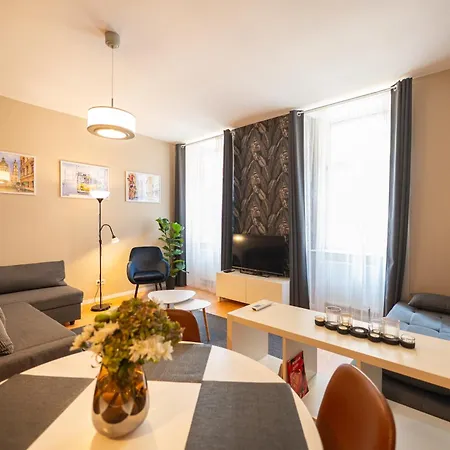 Sarah's With Pool, Wellness, Fitness Apartment *