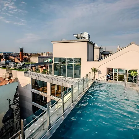 Sarah's With Pool, Wellness Appartement