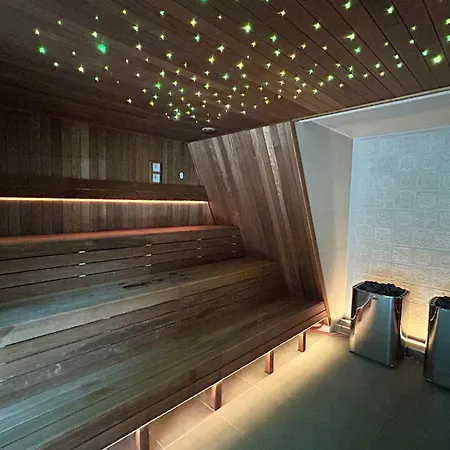 Sarah's With Pool, Wellness Appartement