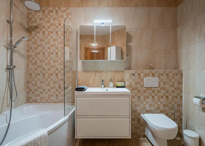 Sarah's With Pool, Wellness Appartement *