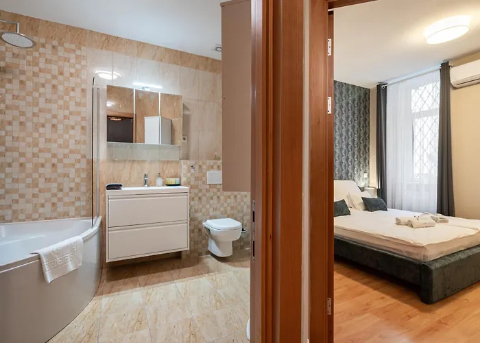 Sarah's With Pool, Wellness Appartement *