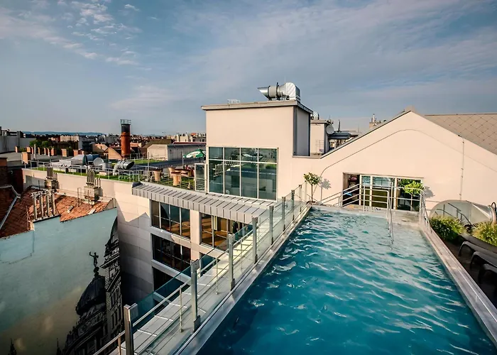 Sarah's With Pool, Wellness Appartement