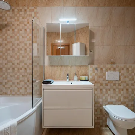 Sarah's With Pool, Wellness Appartement *