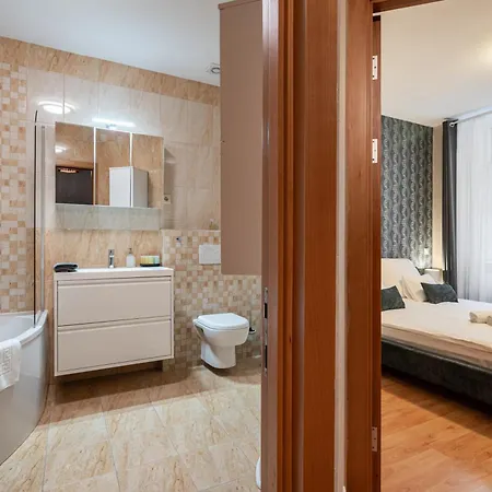 Sarah's With Pool, Wellness Appartement *