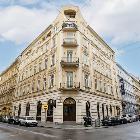 Sarah's With Pool, Wellness, Fitness Apartament